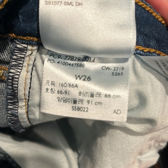 Levi’s Ribcage Shorts - Picture 5 of 6